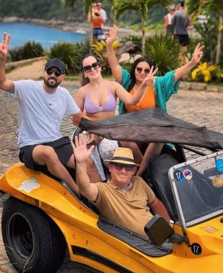 Grupo de turistas em buggy amarelo durante passeio em Búzios