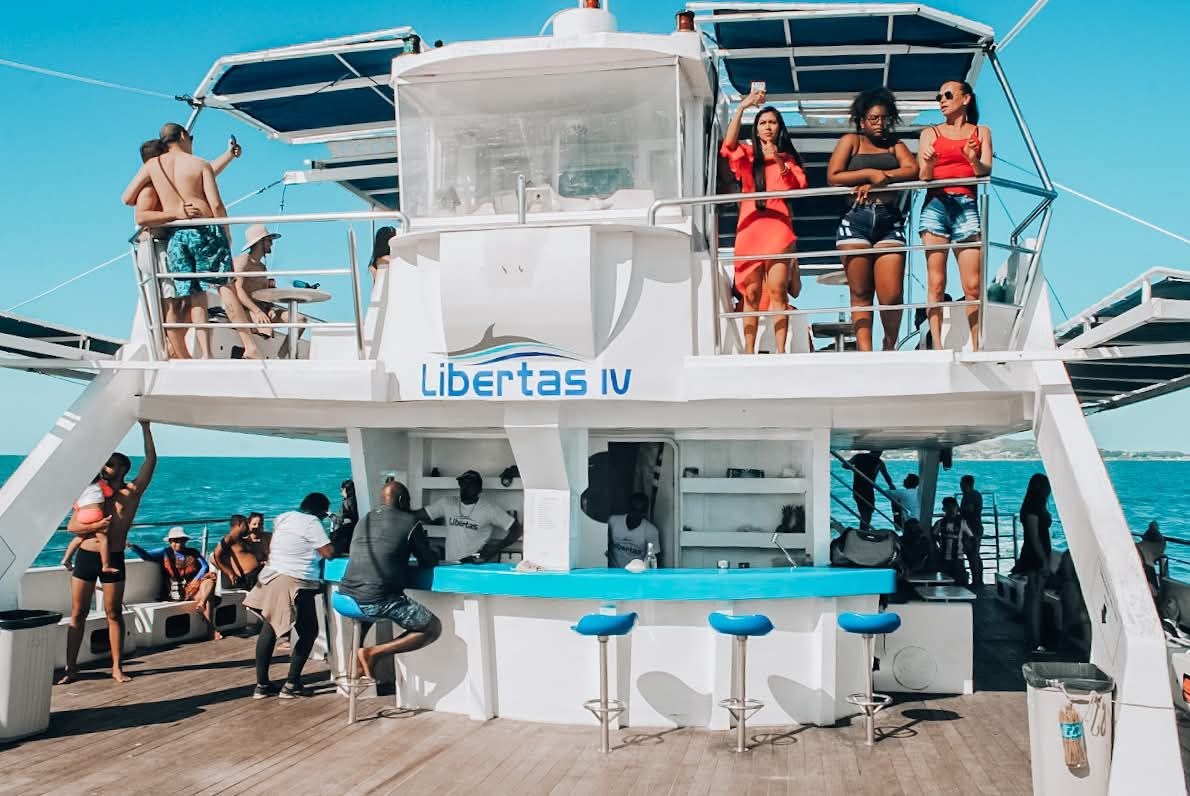 Passeio premium no Catamarã em Búzios com máximo conforto e segurança