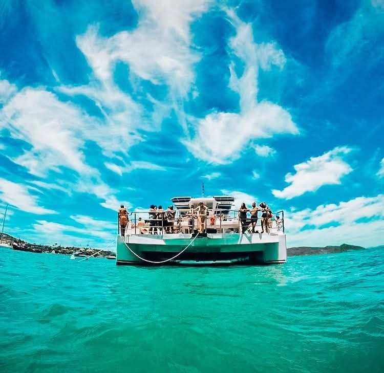 Grupo no catamarã de Búzios durante o passeio