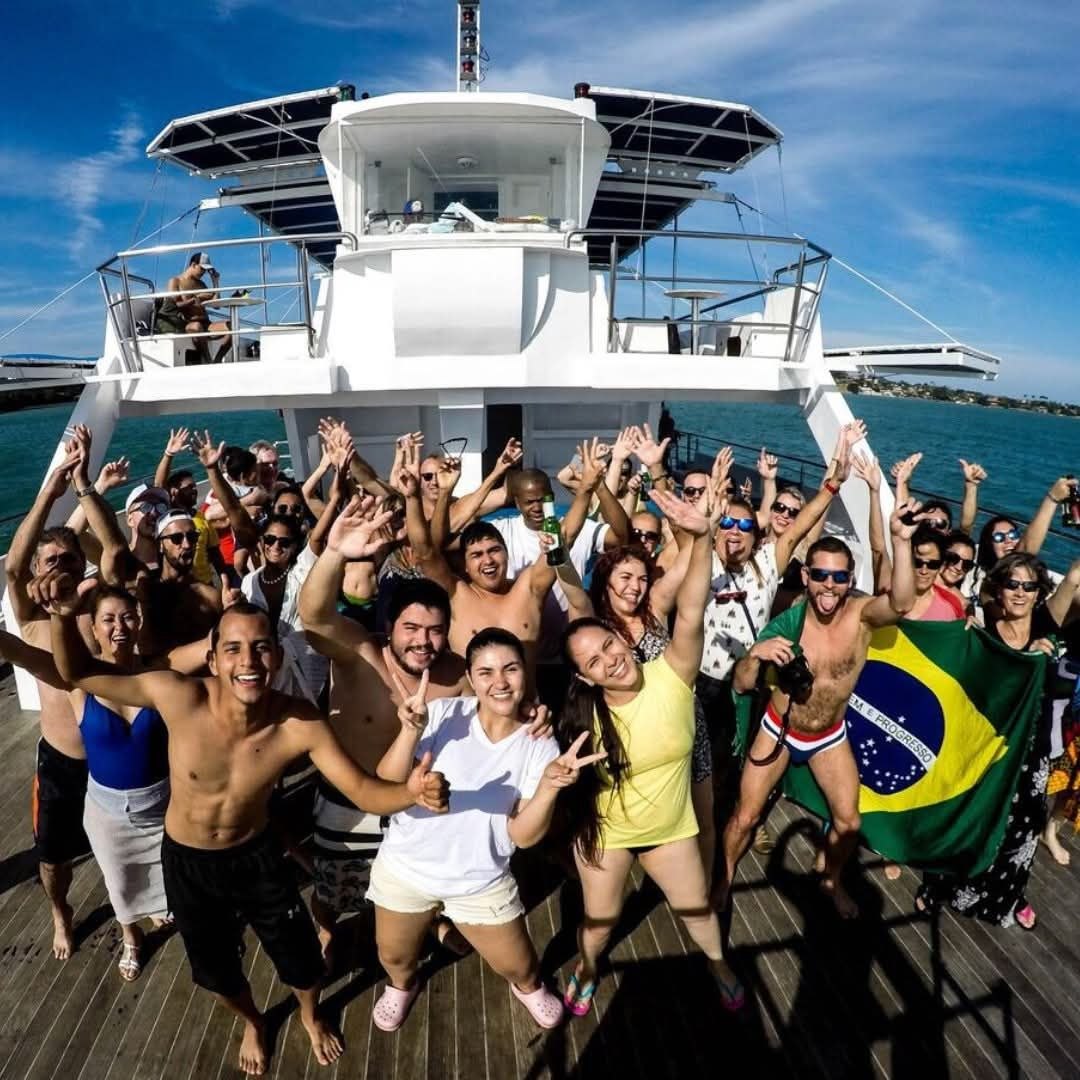 Passeio de Catamarã com festa e música em Búzios — favorito dos turistas chilenos e argentinos