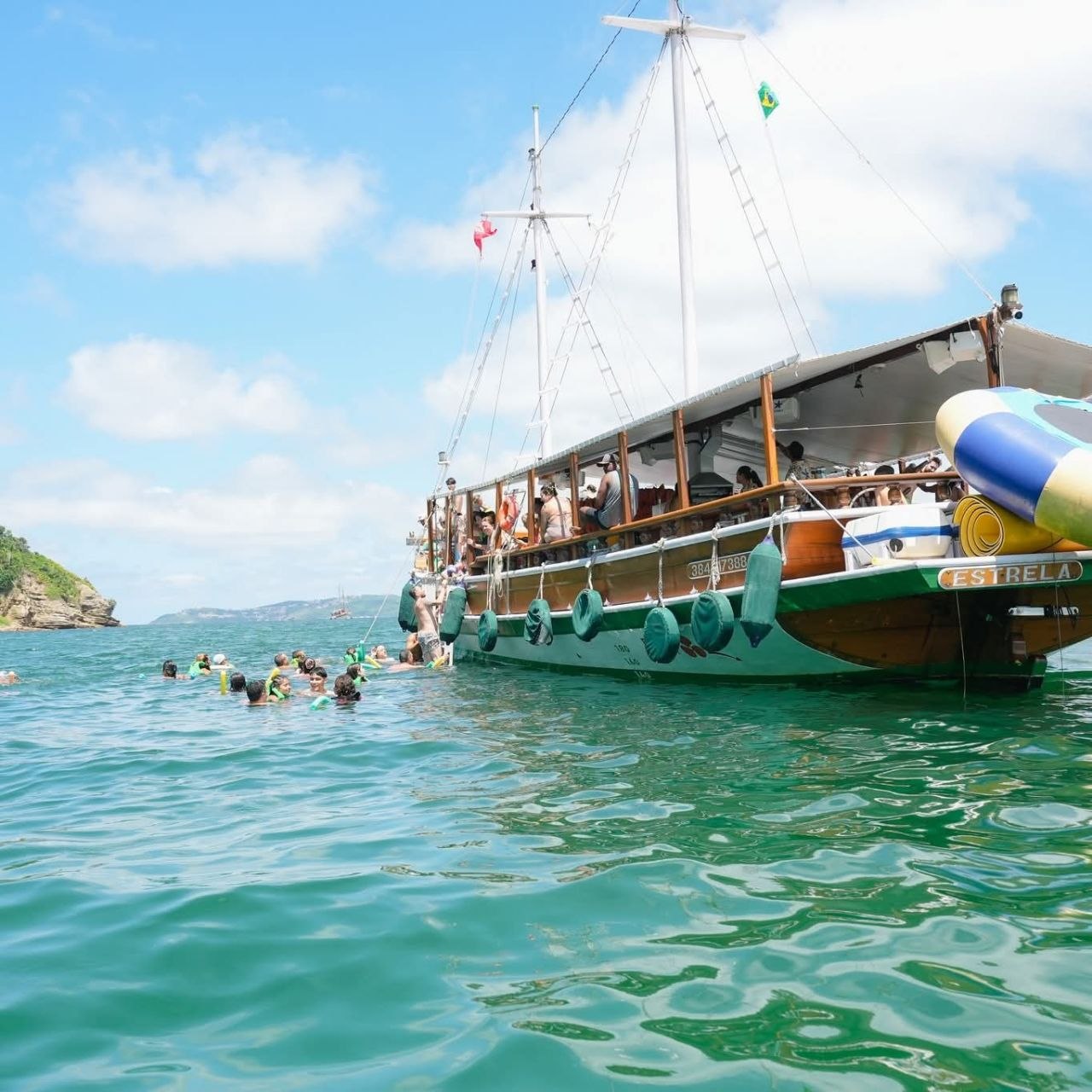 Passeio de Escuna Tradicional em Búzios navegando por praias paradisíacas