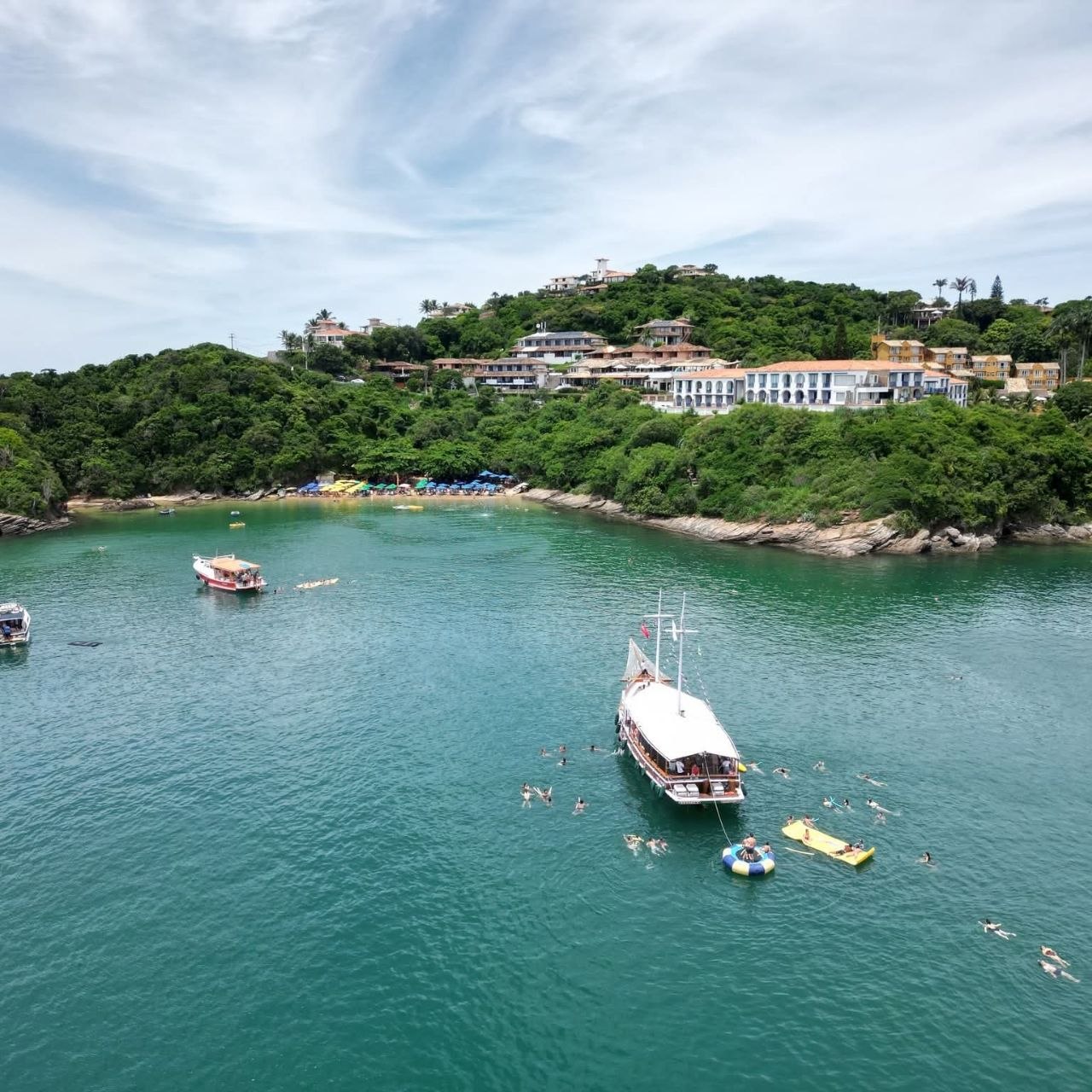 Vista aérea da Escuna Tradicional em Búzios