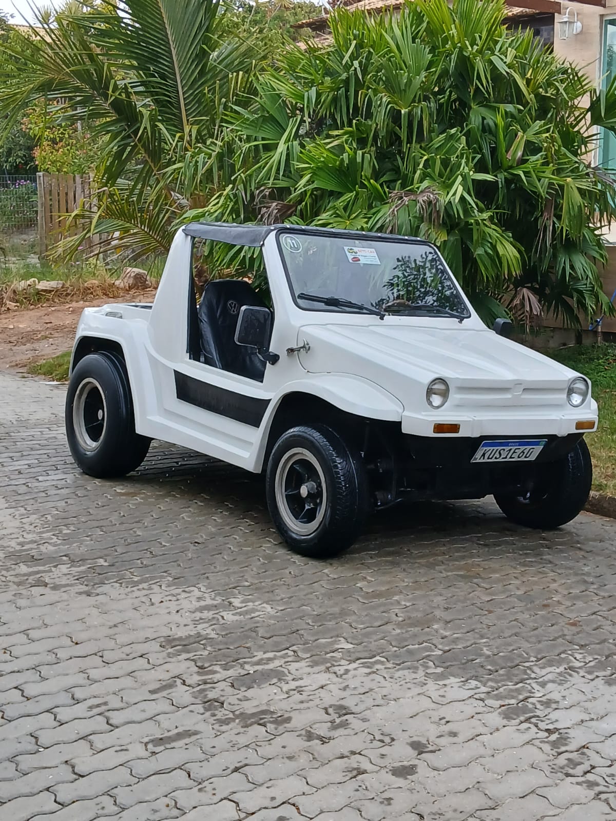 Buggy branco clássico de locação em Búzios