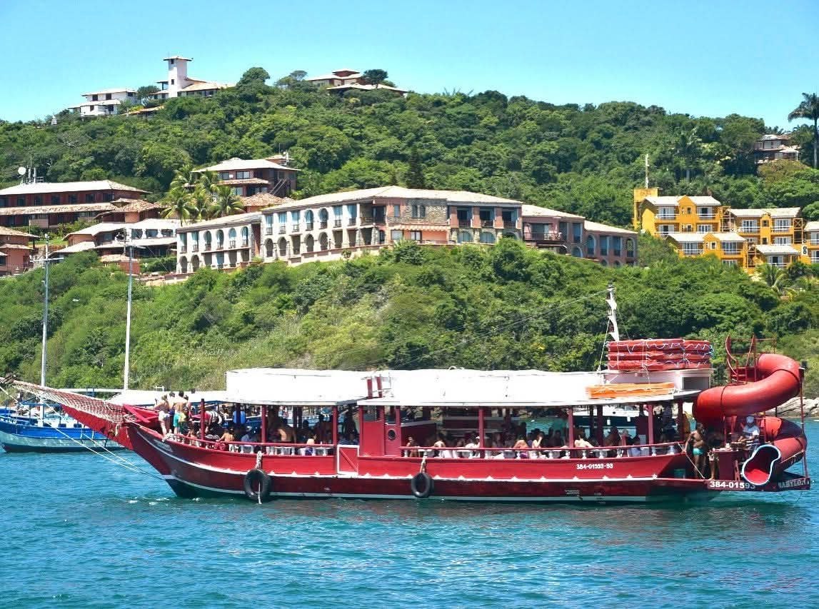 Passeio de Escuna com Tobogã em Búzios com paradas para mergulho e diversão em família