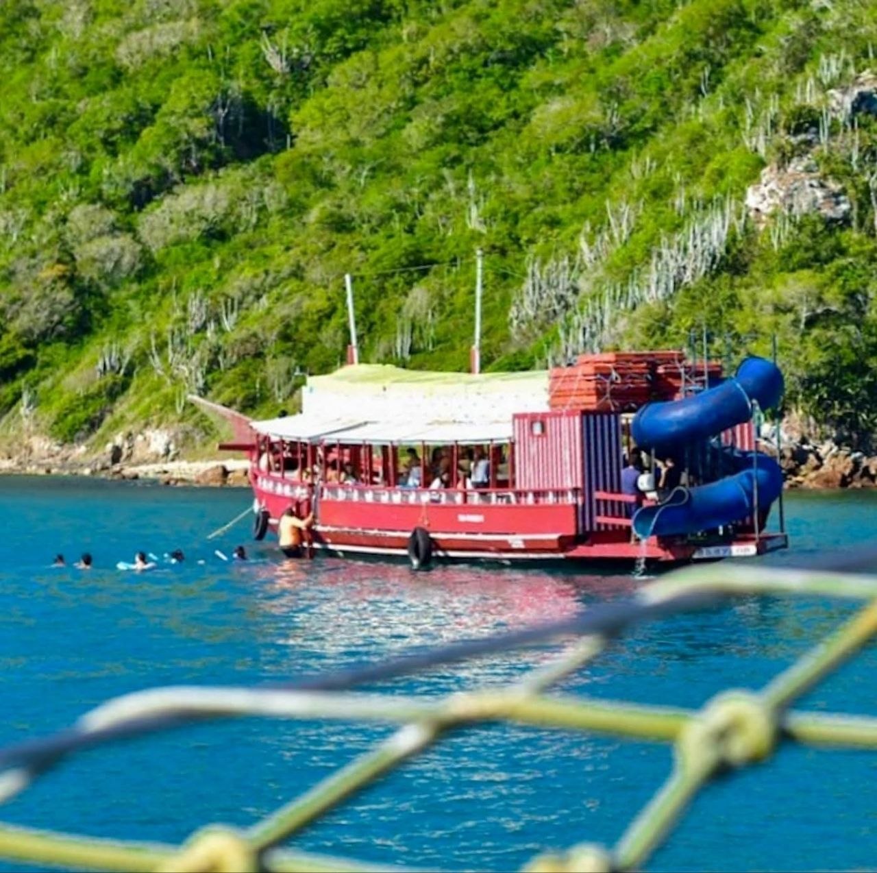 Escuna com tobogã navegando pelas praias de Búzios