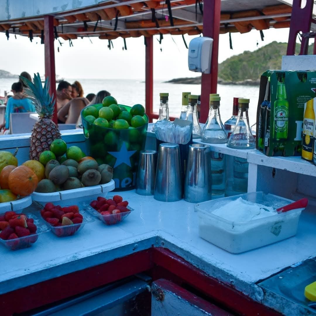 Bar a bordo da escuna com tobogã em Búzios